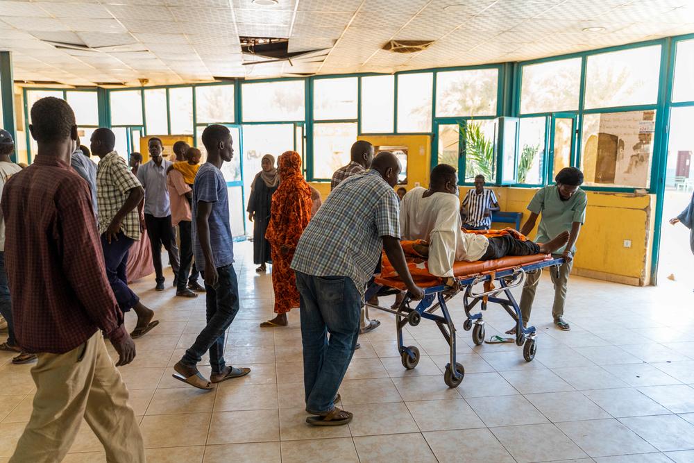 Des patients souffrant de blessures graves arrivent à l&#039;hôpital de Bashair, le seul hôpital accessible dans le sud de Khartoum. Soudan, mai 2023. 