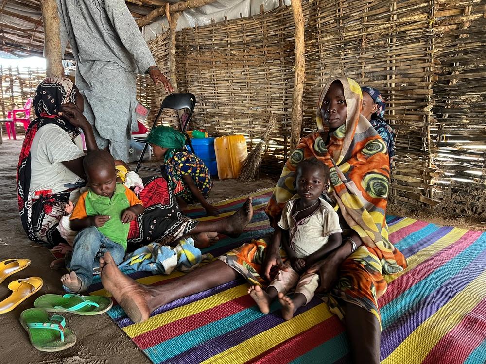 Une famille de réfugiés soudanais attend une consultation médicale au camp de réfugiés de Korsi, dans la ville de Birao, au nord de la République centrafricaine. 