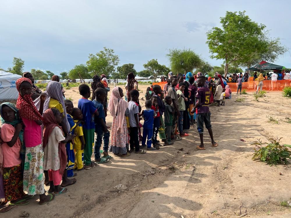 Des enfants font la queue pour être vaccinés contre la rougeole et d'autres maladies l'équipe MSF au camp de réfugiés de Korsi dans la ville de Birao, dans le nord de la République centrafricaine.  