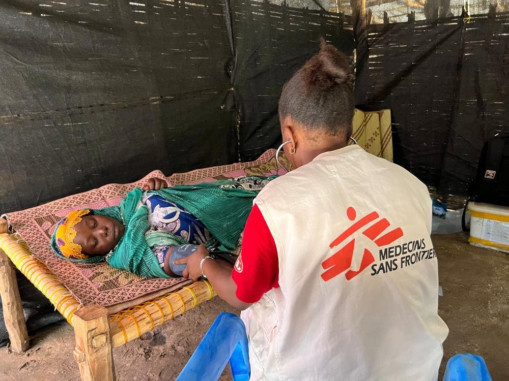 Ismail, 25 ans, enceinte de son cinquième enfant, fait vérifier sa tension artérielle par un infirmier MSF au poste de santé du camp de réfugiés de Korsi, dans la ville de Birao, au nord de la République centrafricaine. 