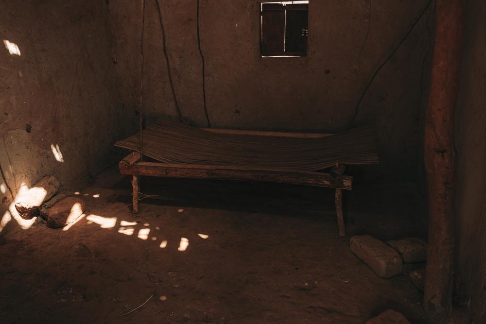 Le lit disponible au poste de santé de Lengo, non soutenu par MSF, à 10 kilomètres de Bakouma, préfecture de Mbomou, mars 2023. 