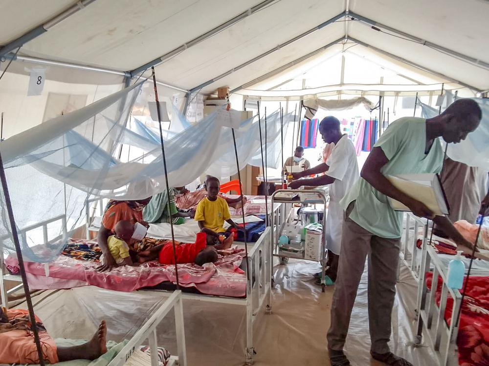 Réfugiés soudanais hospitalisés dans une clinique MSF à Camp Ecole, Adré. Il y a 40 lits dans ce centre qui sont continuellement pleins. Le camp lui-même accueille actuellement 150 000 réfugiés. Aout 2023 