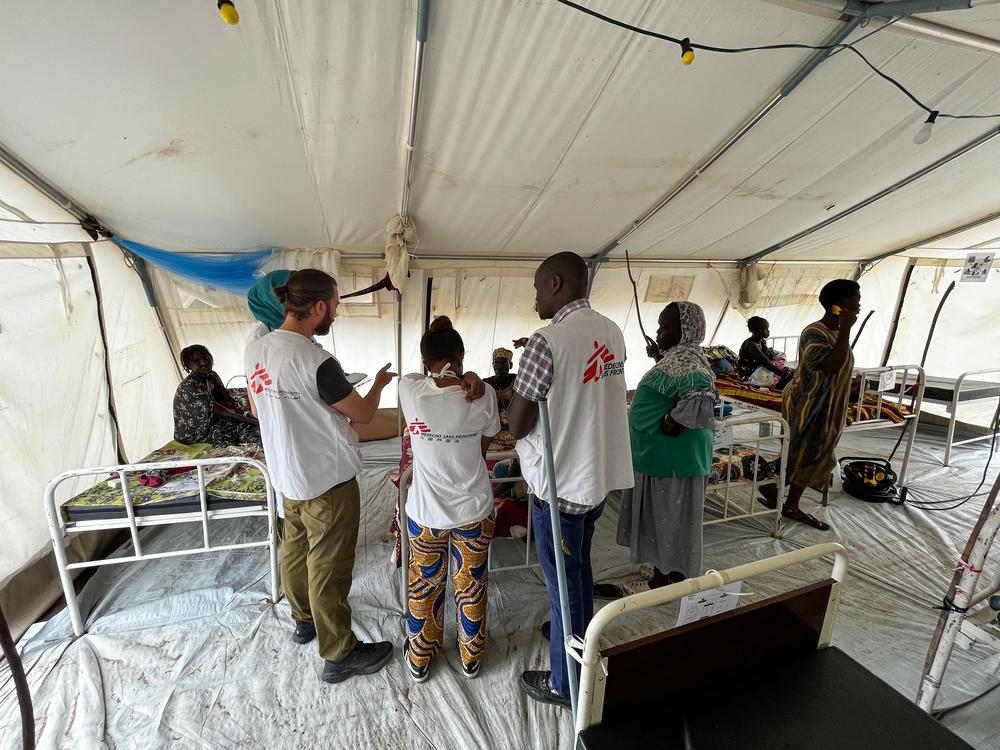 Le personnel médical de MSF examine les patients du centre d&#039;alimentation thérapeutique hospitalier soutenu par MSF à l&#039;hôpital civil de Renk, dans l&#039;État du Haut-Nil. 