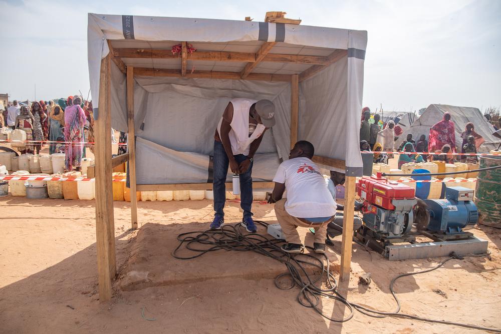 Vue des installations mises en place par MSF pour fournir l'essentiel de l'eau dans le camp de réfugiés d'Adre. Septembre 2023 