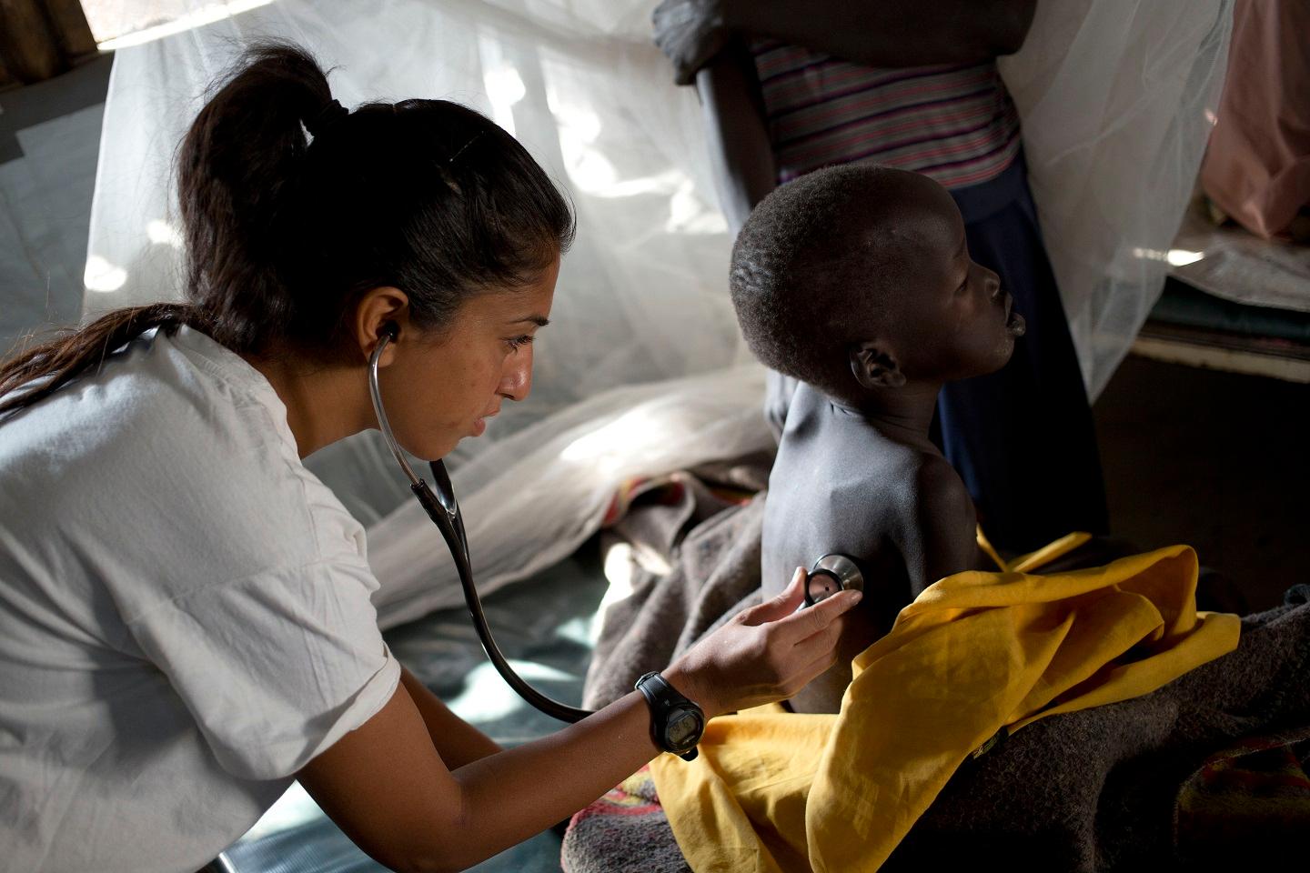 Le docteur Henna Mustafa examine Nyathak Yien, un patient atteint du kala azar, à l&#039;hôpital MSF de Lankien, au Sud-Soudan, le 13 janvier 2015. 