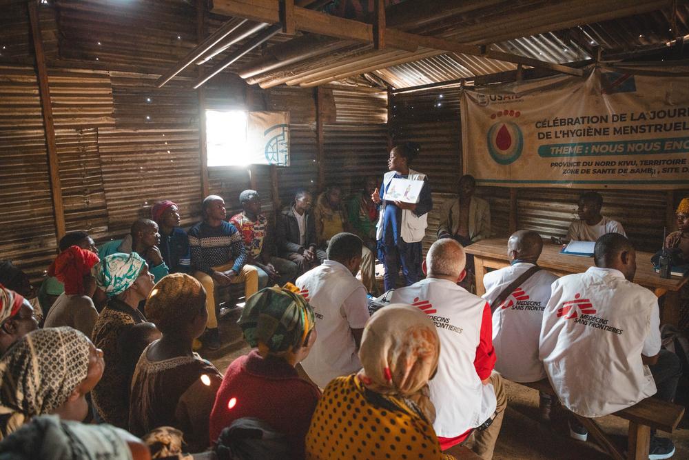 Gisèle Luanda, promotrice de santé MSF, sensibilise aux signes inquiétants de la malnutrition lors d&#039;une réunion avec les chefs de communauté organisée sur le site de déplacement de Katale, dans le territoire de Masisi. 