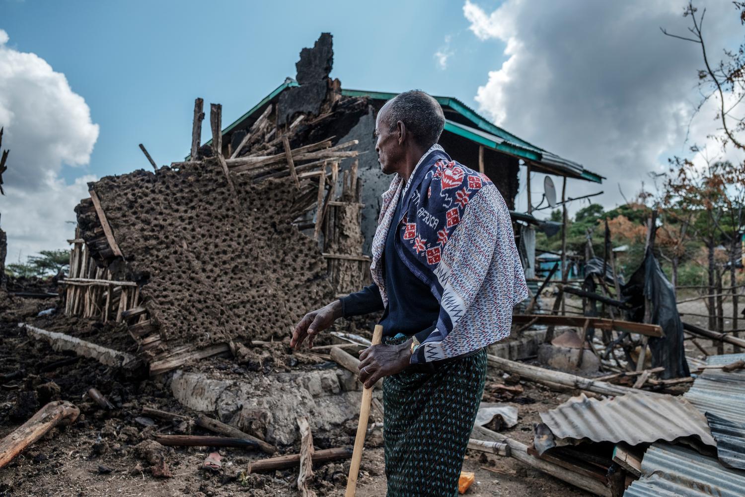 Un homme, devant sa maison détruite dans le village de Bisober, en Éthiopie, le 9 décembre 2020. 
