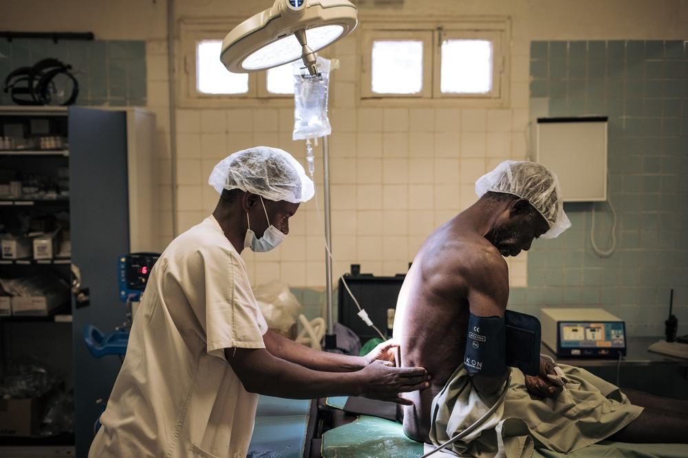 L&#039;équipe chirurgicale de MSF à Bangassou opère un patient qui souffre d&#039;une hernie inguino-scrotale, le 29 janvier 2021. 
