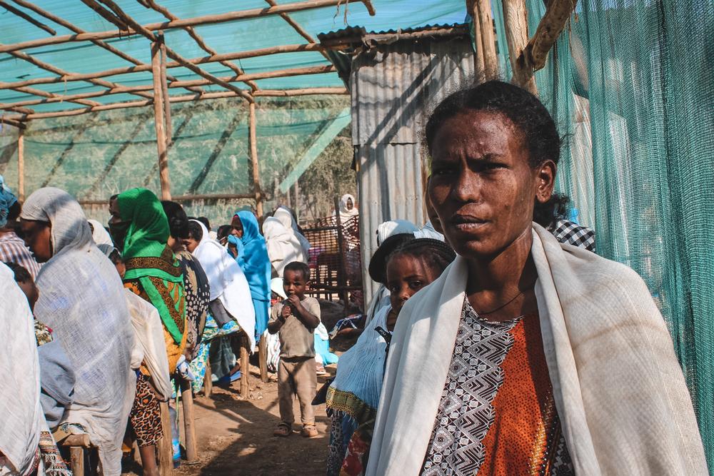Dehab, 35 ans, attend pour une consultation à la clinique MSF installée dans une école primaire de la ville de Shire, dans la région du Tigré, février 2021. 