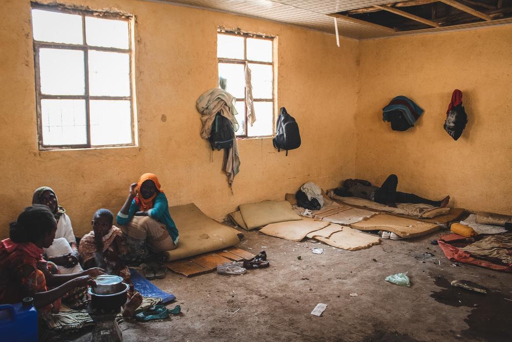 Des personnes déplacées à cause des violences dans la région du Tigré vivent dans une école désaffectée, février 2021. 