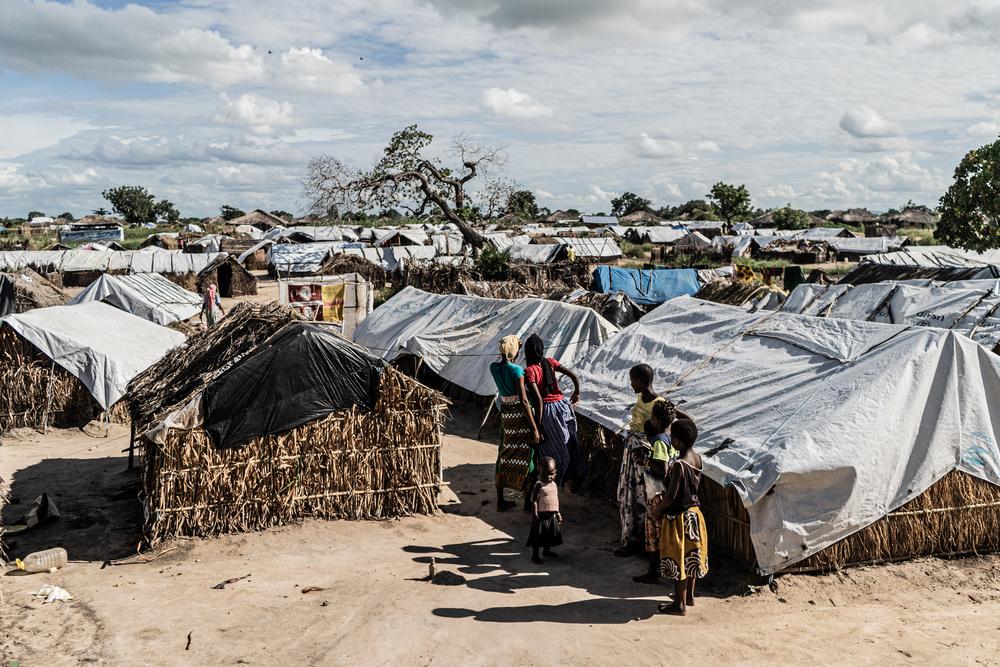 Vue aérienne d'un camp pour les personnes déplacées dans la province de Cabo Delgado au Mozambique, où le conflit armé a entraîné le déplacement de centaines de milliers de personnes. 