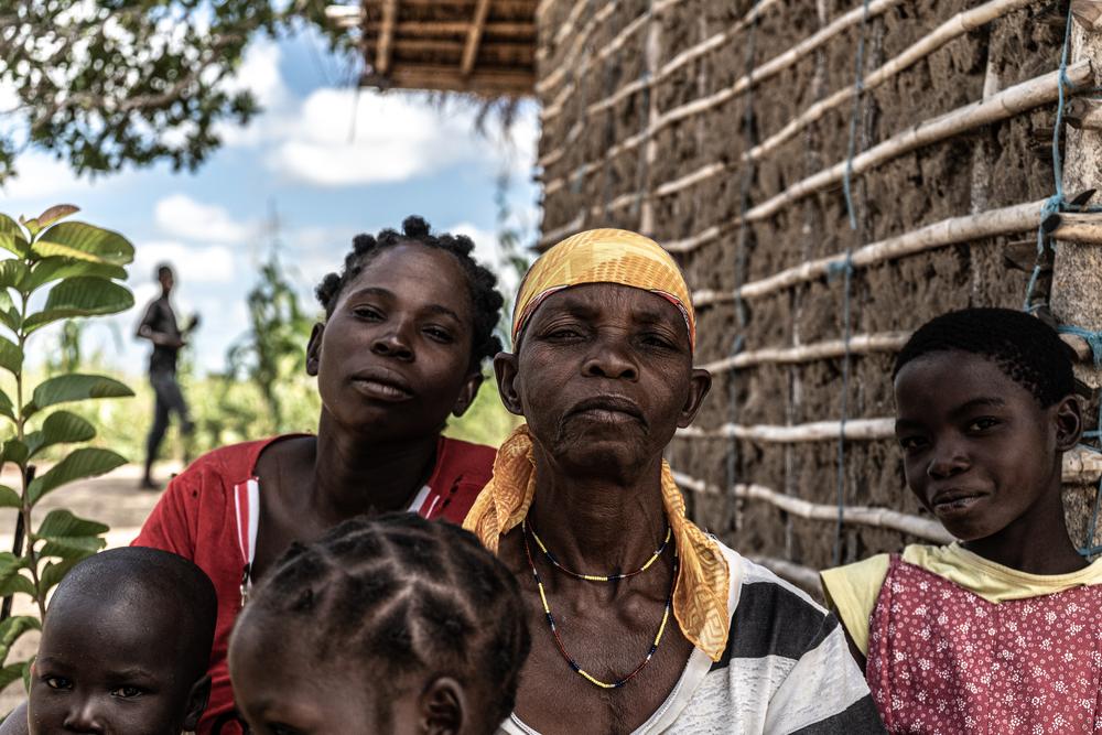 Une famille est assise à l&#039;extérieur de la maison construite sur le terrain qui leur a été prêté temporairement après qu&#039;ils ont fui les combats dans la province de Cabo Delgado au Mozambique.