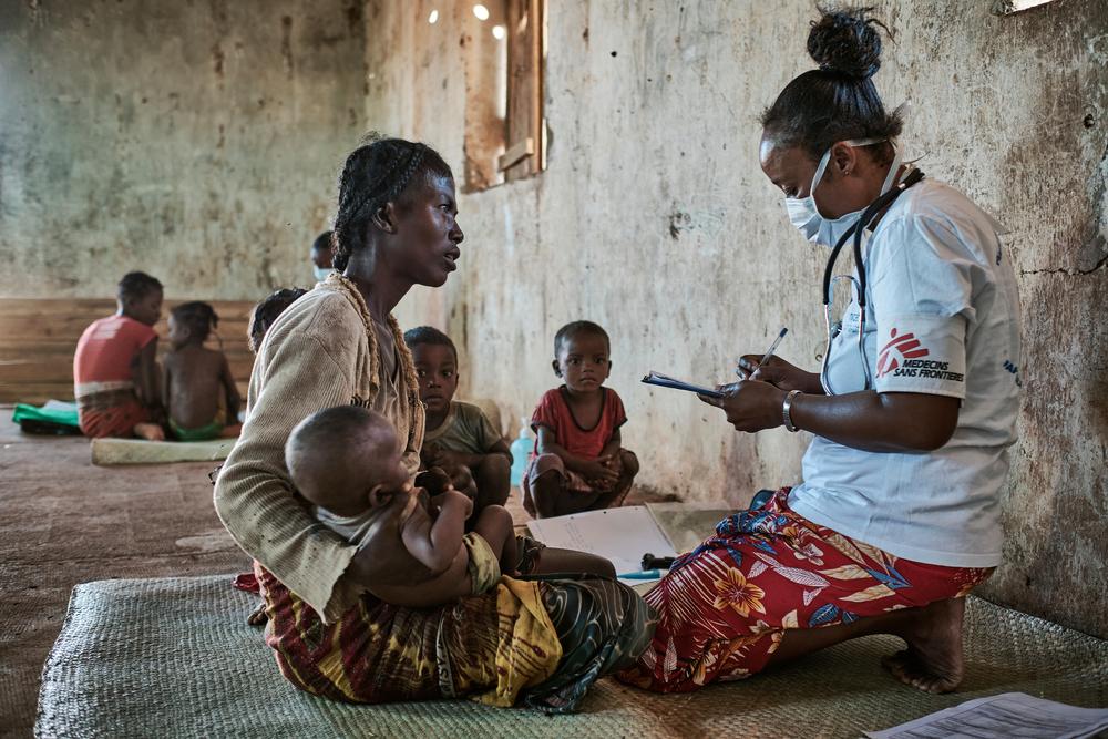 Vitasoa a emmené quatre de ses six enfants en consultation à la clinique mobile MSF installée dans le village de Ranobe. 