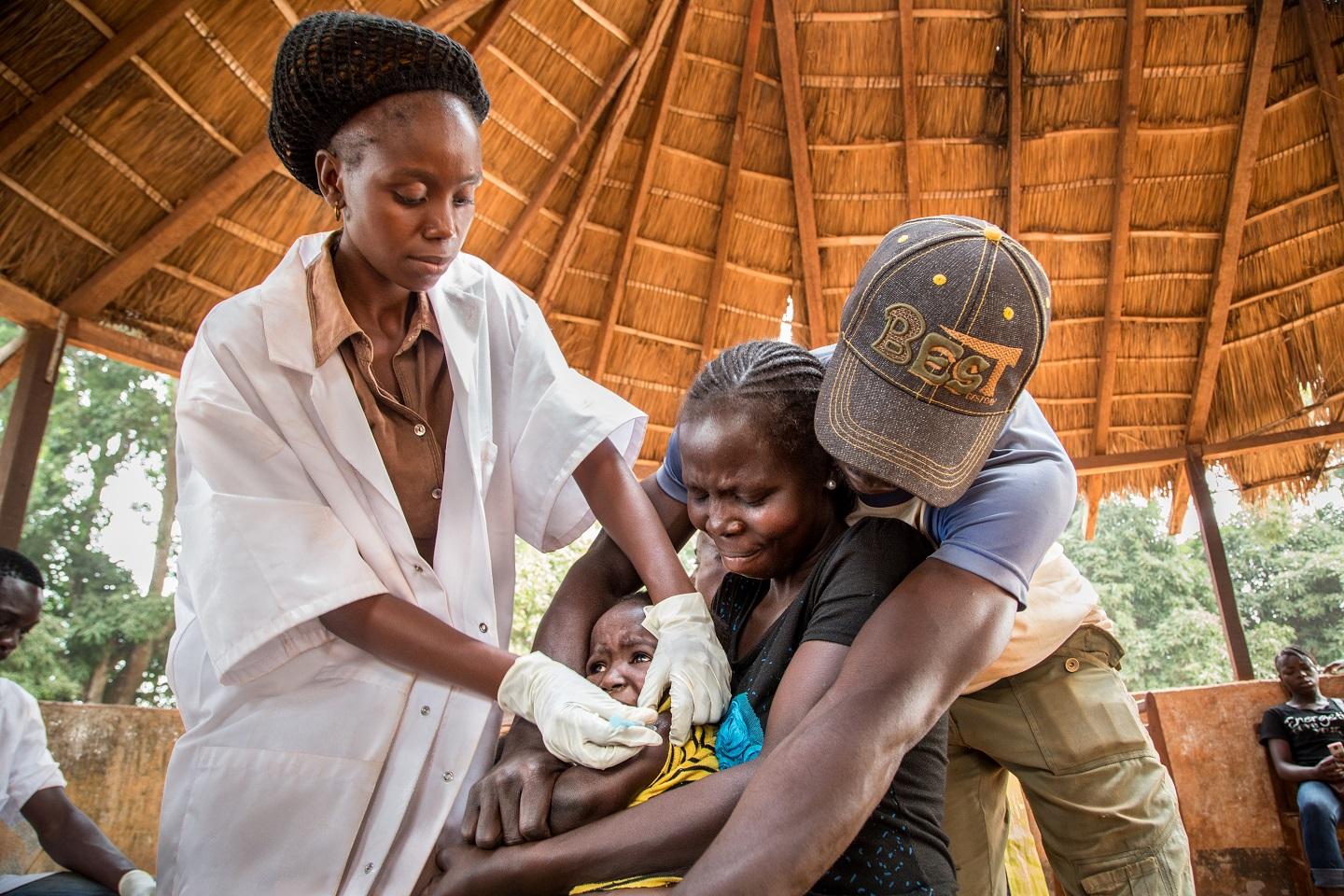 Un enfant est vacciné contre la diphtérie et six autres maladies, en République centrafricaine. 