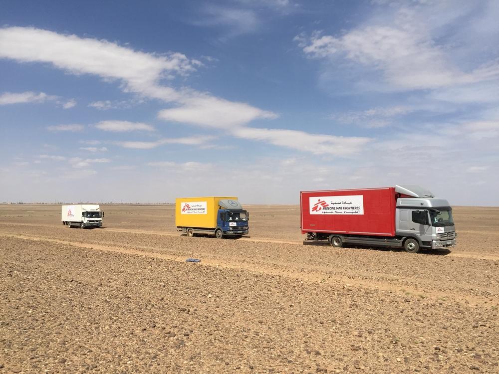 L'intervention sanitaire mobile de MSF en route vers la frontière jordano-syrienne - ce qu'on appelle le "Berm". MSF a fourni une assistance médicale aux Syriens au Berm en mai 2016 avant que les frontières ne soient fermées. 