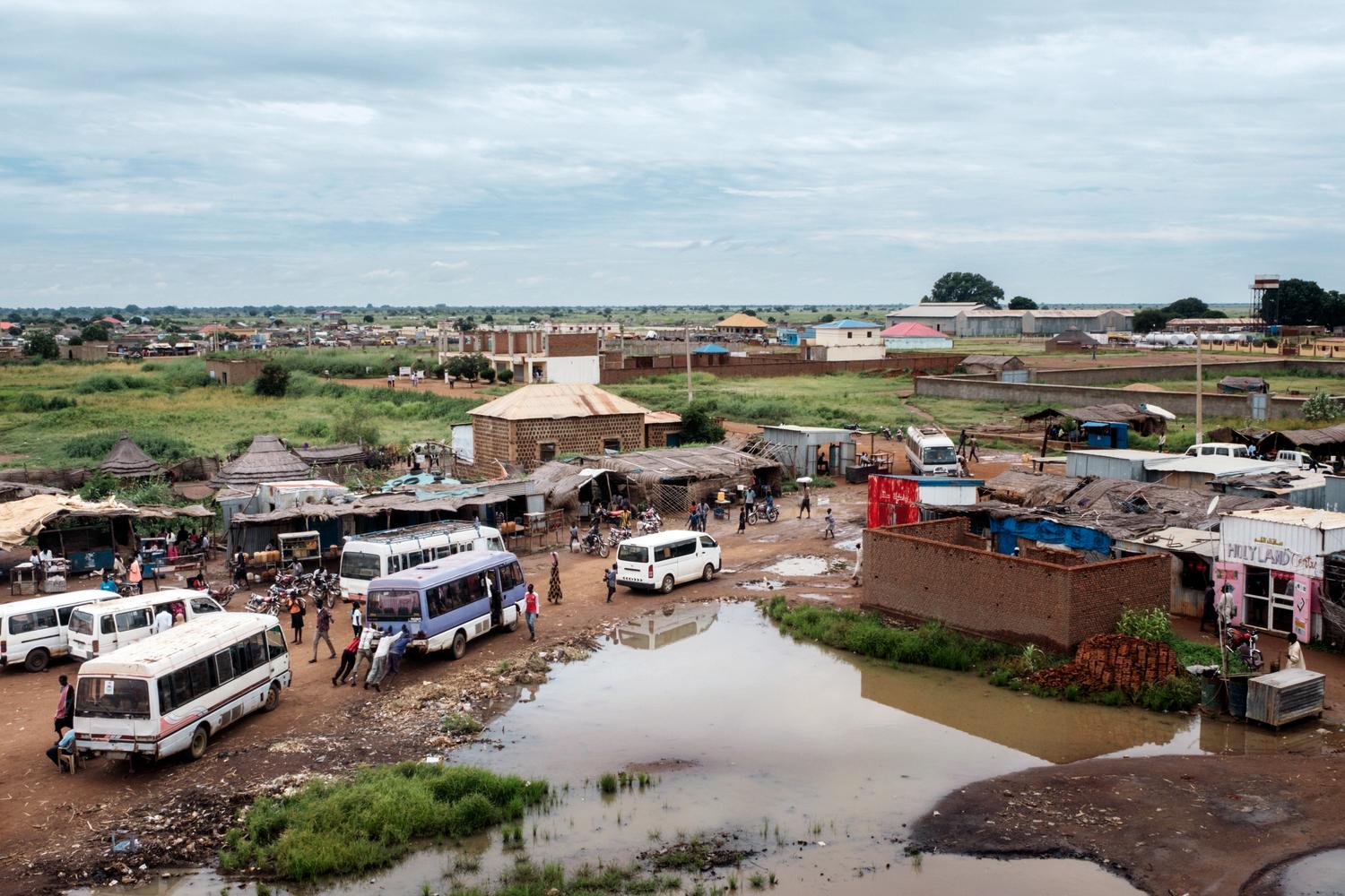 Vue du paysage à l'arrière de l'hôpital où travaillent les équipes MSF à Aweil, Soudan du Sud. Août 2017. 