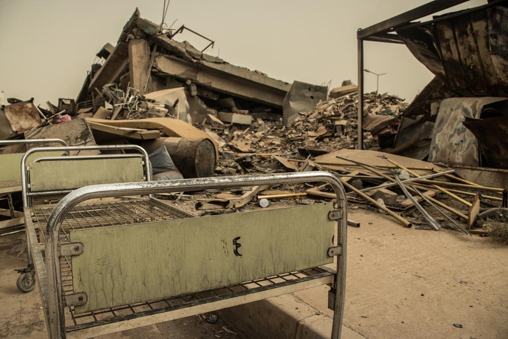 De vieux lits d&#039;hôpitaux gisent à l&#039;abandon sur le terrain de l&#039;hôpital Al Khansaa à Mossoul-Est, dans le nord de l&#039;Irak. L&#039;hôpital a subi de graves dommages lorsque Mossoul a été reprise au groupe État islamique en 2016 et 2017. 