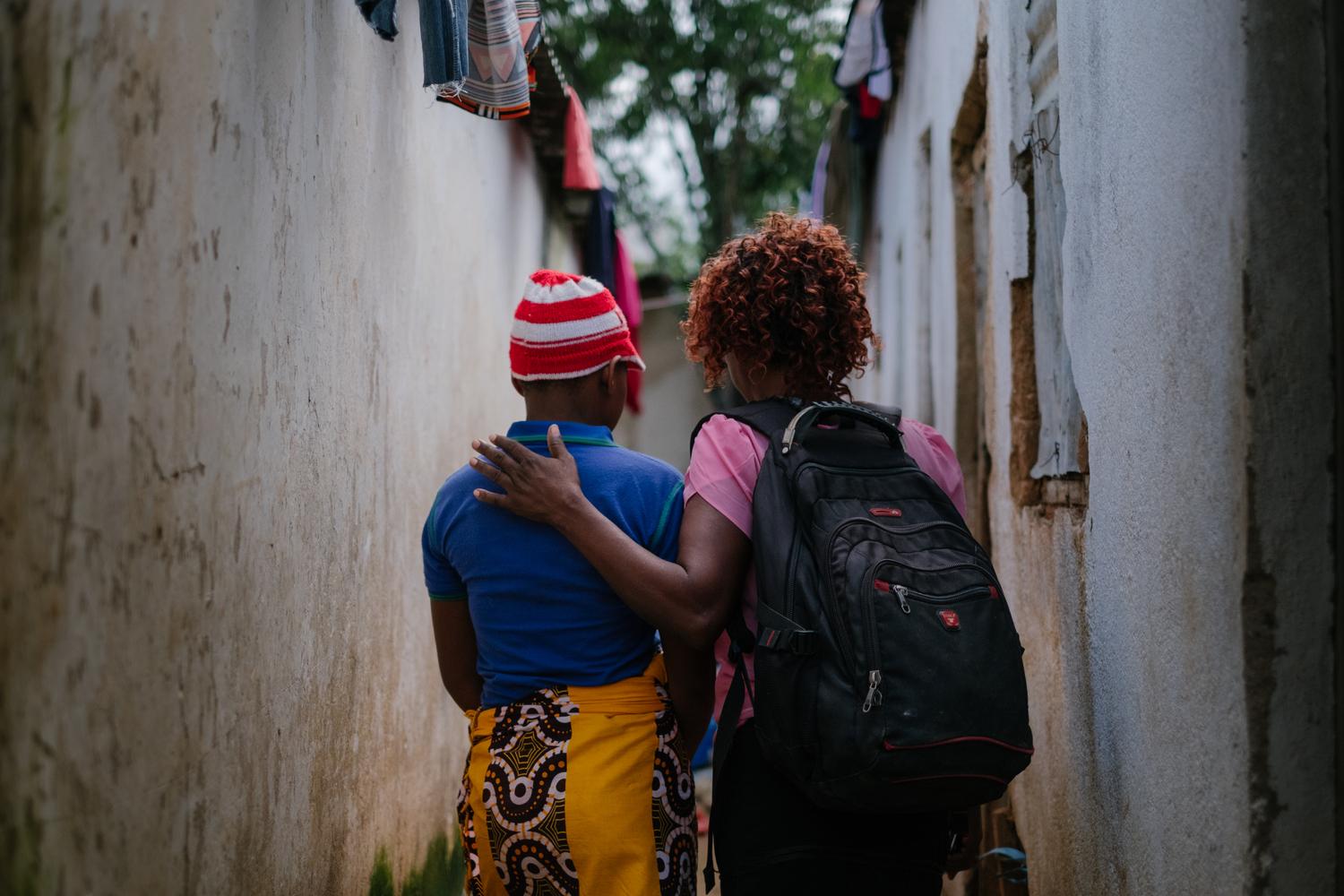 Rozi (nom d'emprunt), agent de santé communautaire MSF, en interaction avec une travailleuse du sexe dans le centre de ville de Mwanza. Malawi. Janvier 2019. 