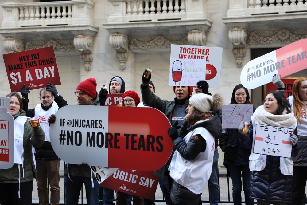 Manifestation organisée par MSF en 2020 devant la bourse de New York pour demander la baisse du prix de la bédaquiline. 