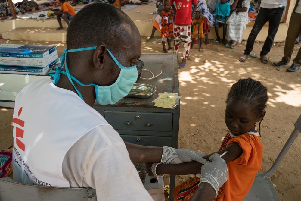 Un enfant est vacciné contre la rougeole à Boureim Inaly, à Tombouctou. 