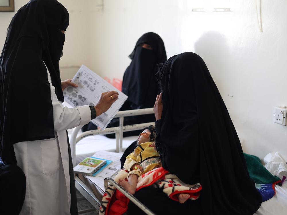Mothers attend an information session on breastfeeding behaviors for the health of their children. The session took place in the malnutrition ward of Al Salam Hospital.  Amran, Yemen 2022. 