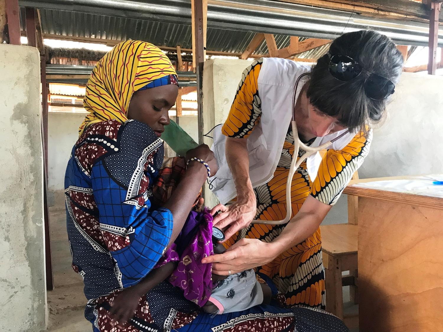 Une médecin référente médicale du projet MSF dans la région de Maradi examine un enfant au centre de santé de Dan Issa. Niger. Juillet 2019. 