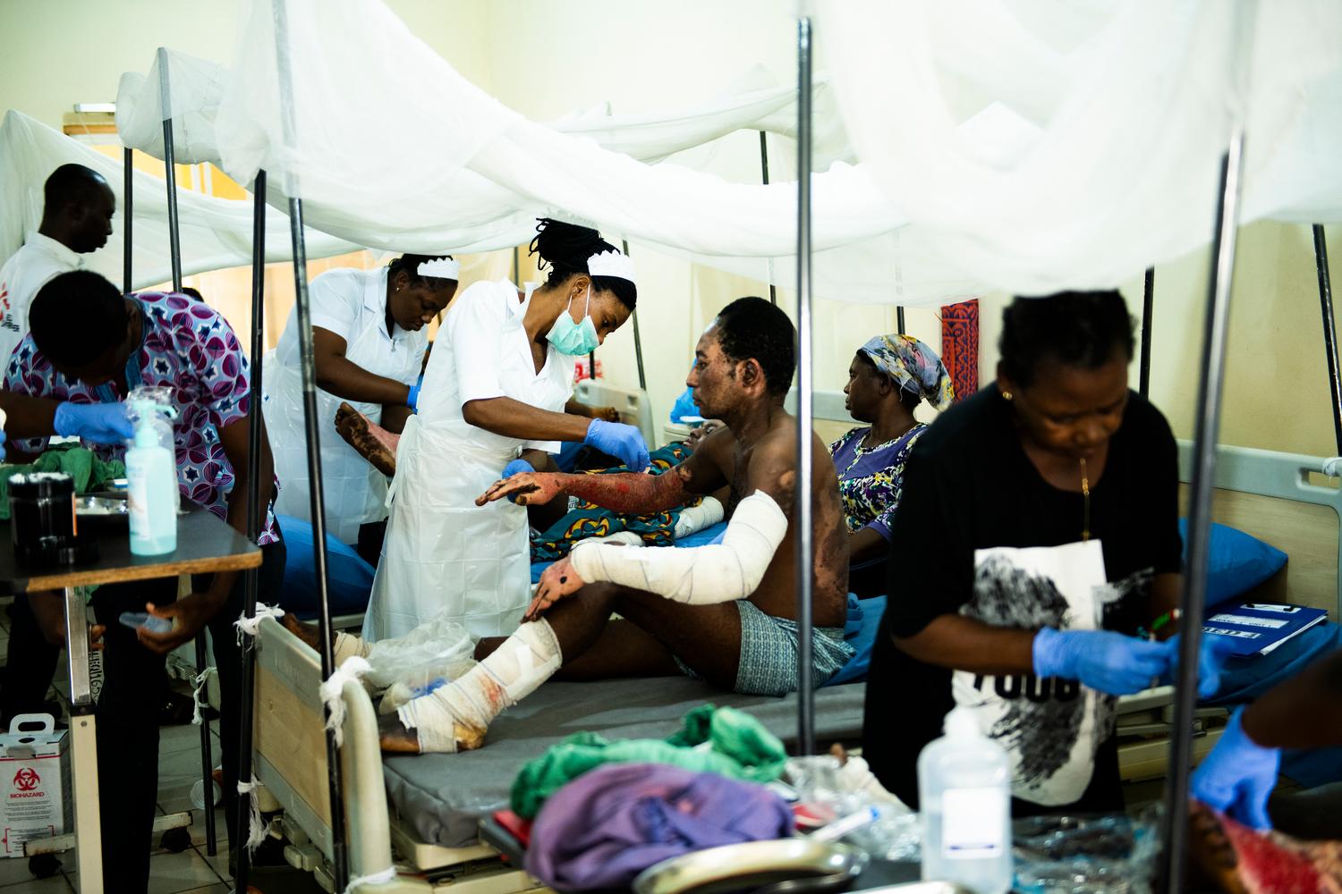 In the burns unit of Benue State University Hospital, an MSF nurse changes the bandages of a patient injured in an oil tanker explosion. Nigeria, August 2019. 