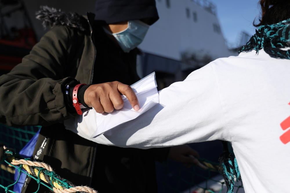 Débarquement à Gênes, en Italie, après 4 jours de navigation suite au sauvetage de 68 survivants de Palestine, du Bangladesh, du Pakistan, d'Egypte et de Syrie.
