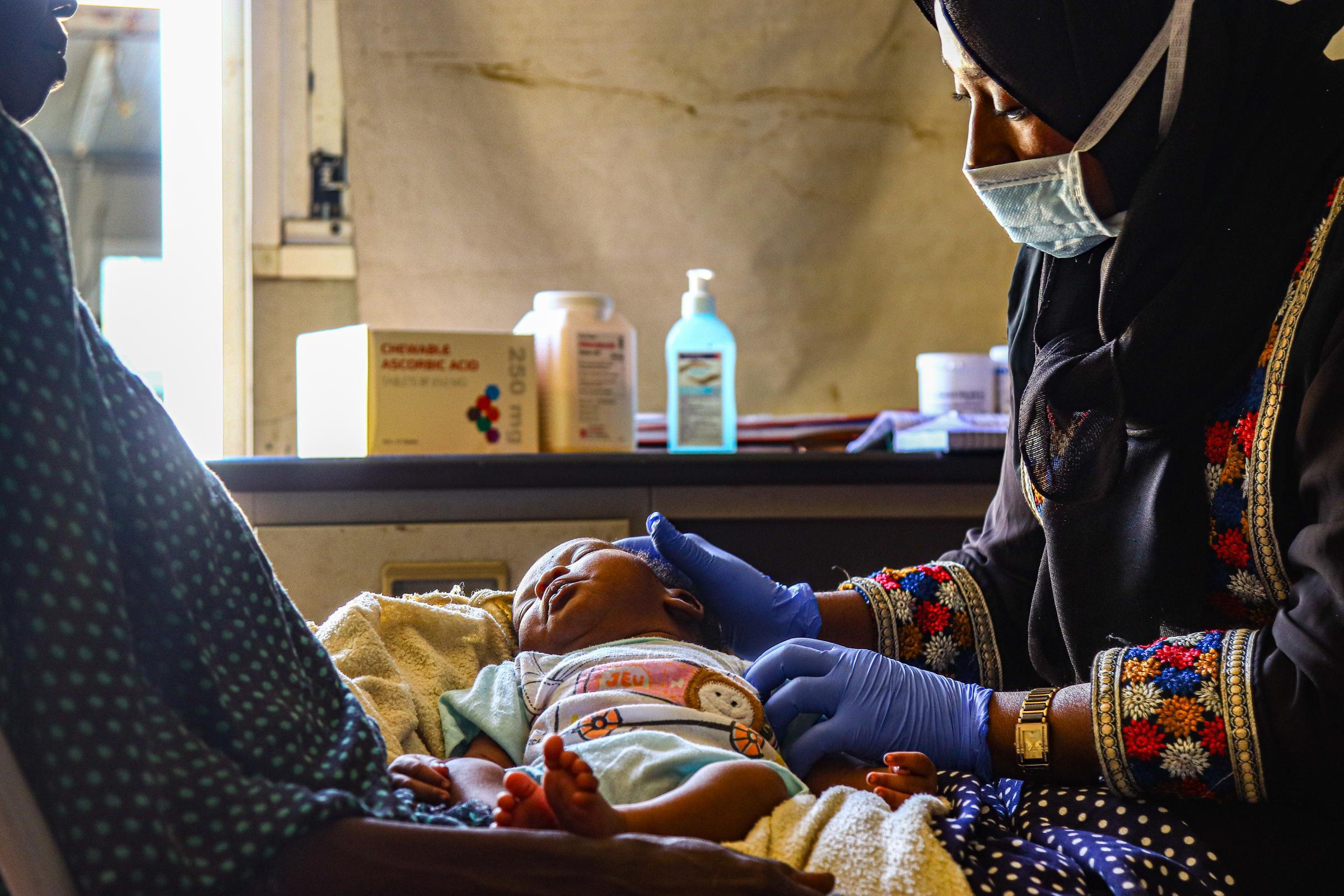 Halima, 37 ans, se rend à un rendez-vous avec un médecin, au centre de santé du camp de Kalma géré par MSF.