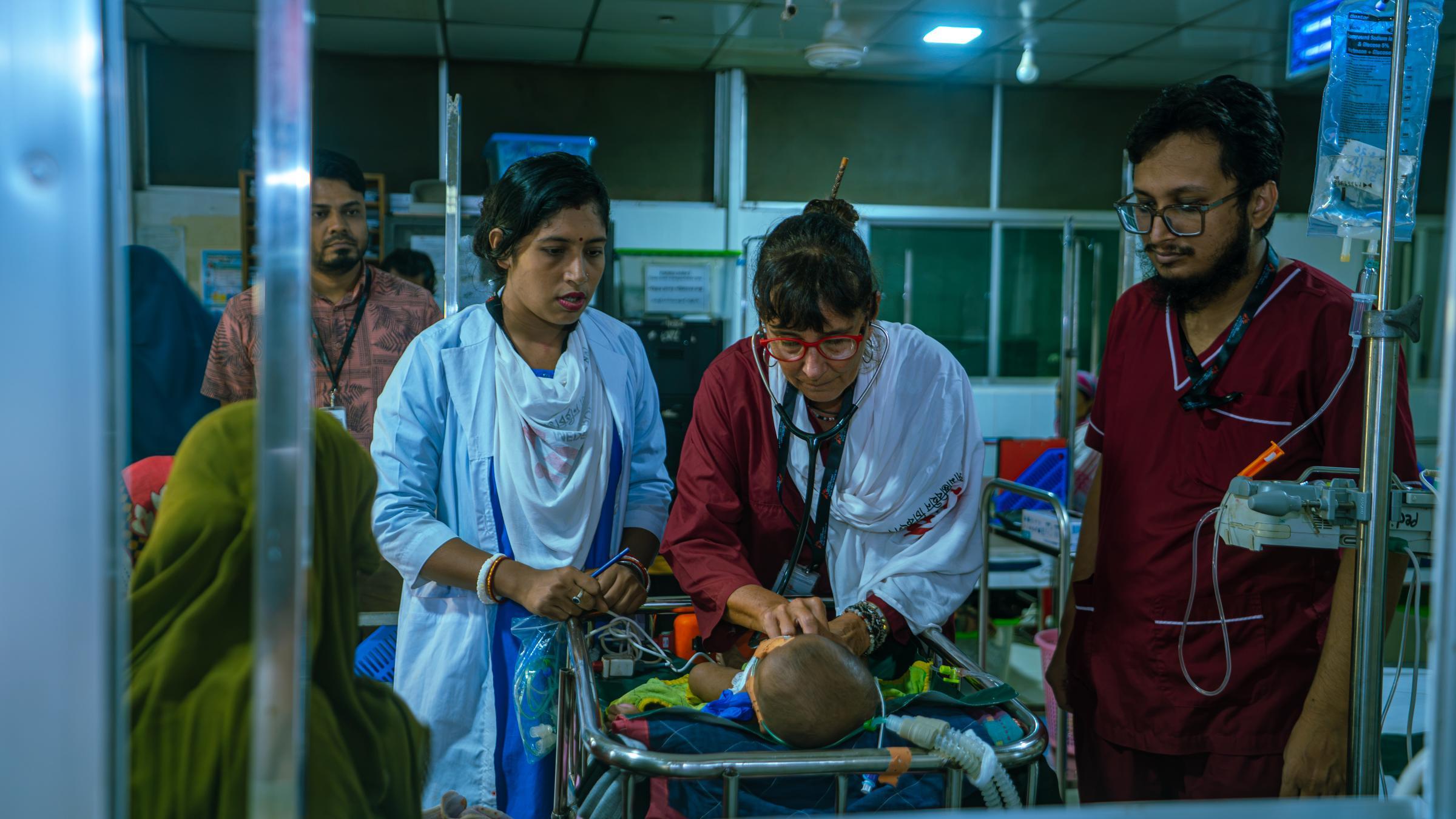 À l’hôpital de MSF à Kutupalong, dans les camps rohingyas, les enfants arrivent plus malades, plus tard et sont plus difficiles à sauver