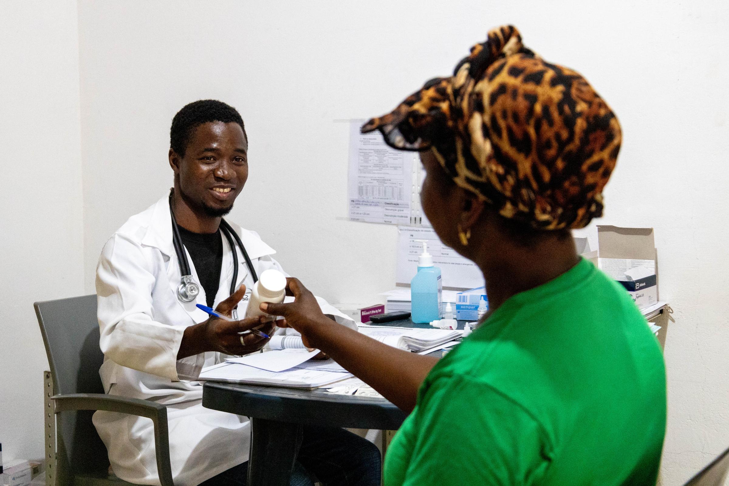 Maria Atonio s'entretient avec Mussa Rahamane Waide à la clinique MSF de Nanga, où elle reçoit un traitement antirétroviral et surveille son état de santé. Mozambique
