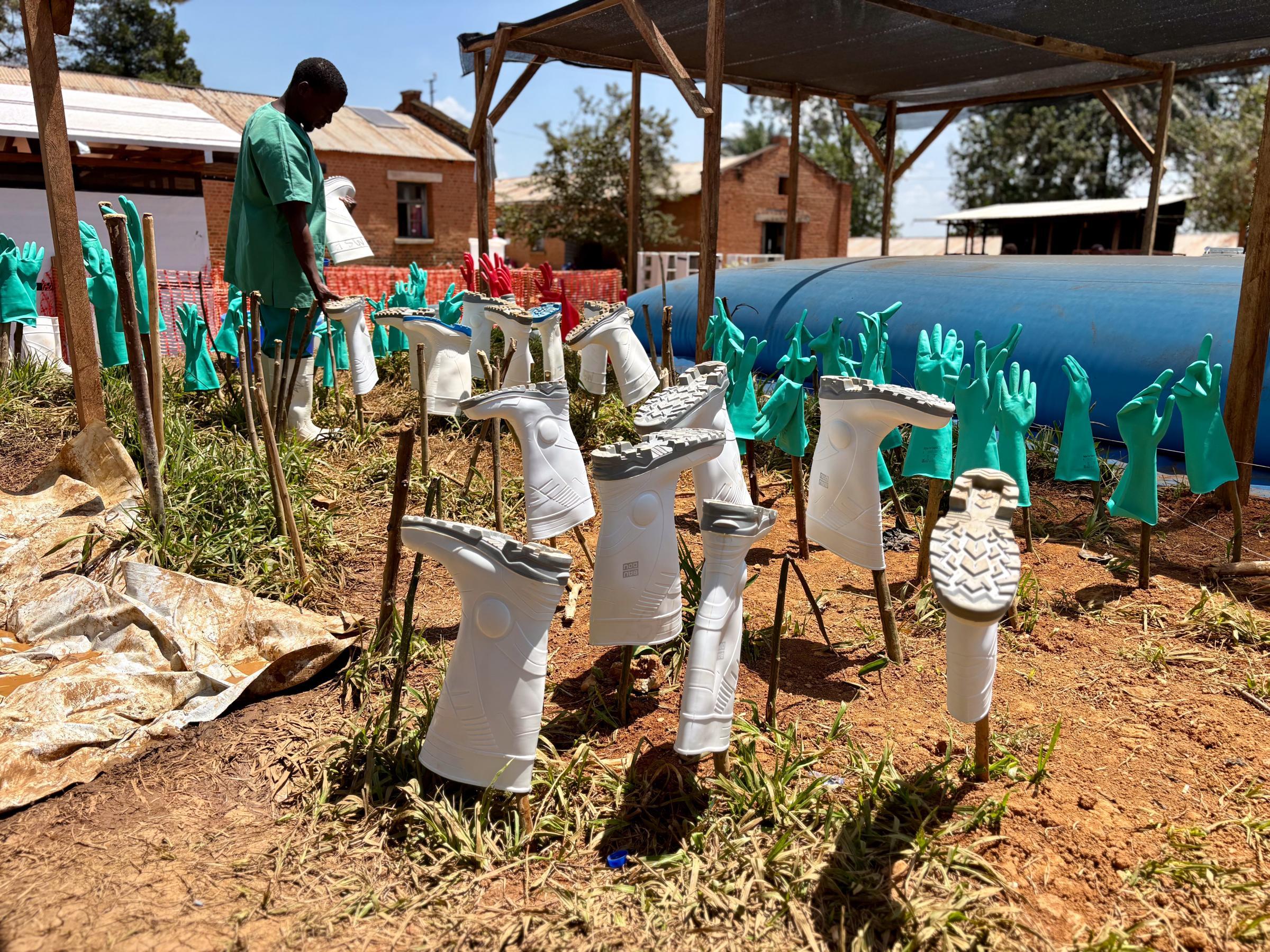 Alors que l’épidémie d’Ebola gagne de nouvelles zones, les équipes de réponse rapide de MSF interviennent rapidement pour éviter une aggravation de la crise