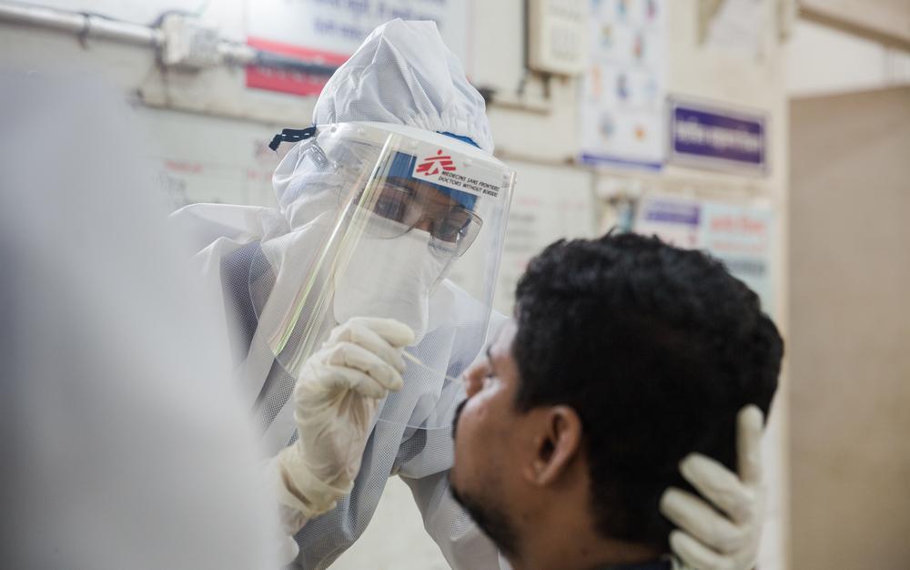 Le Dr Sharanya Ramakrishna, médecin MSF, prélève un échantillon par écouvillonnage dans la zone de collecte d'échantillons du centre de santé COVID-19 de l'hôpital Pandit Madan Mohan Malviya Shatabdi à Mumbai.